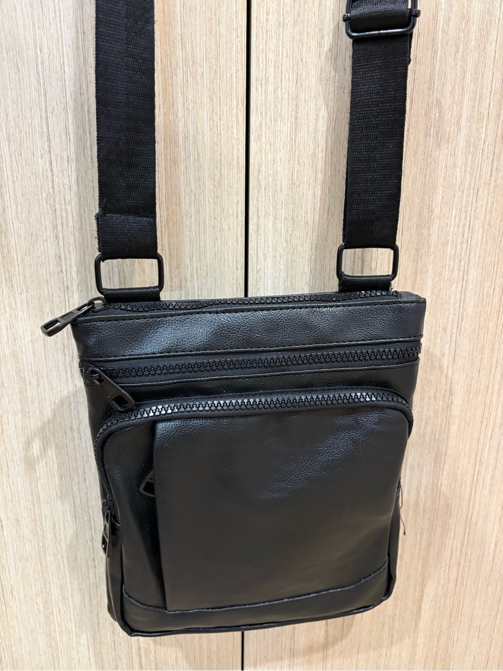 Men’s Black Crossbody Bag – New Without
Tag - Picture 2 of 6